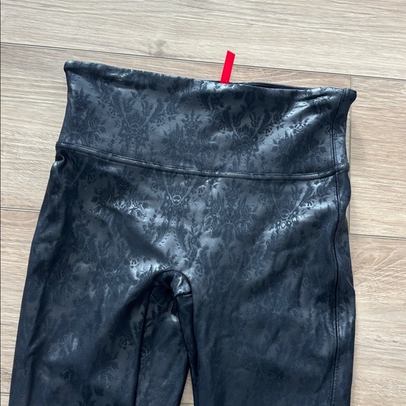 Spanx black Faux Leather Brocade Leggings woman’s size
Small - Picture 2 of 5